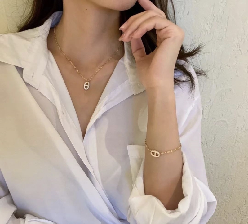 H**me5 necklaces